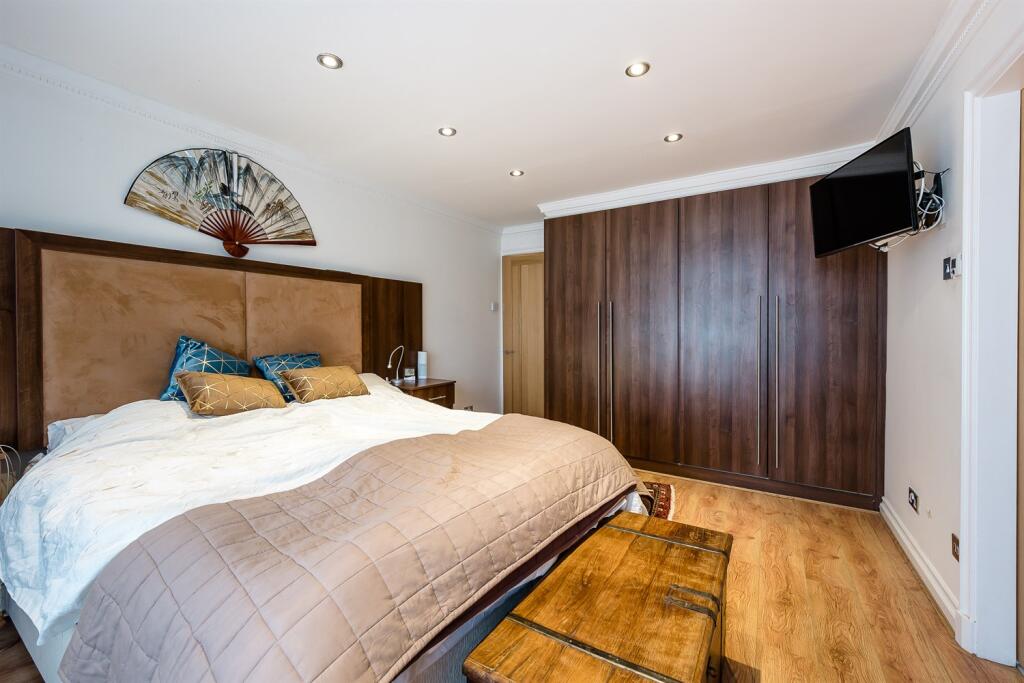 2 bedroom apartment for sale in Delahays Drive, Hale, WA15